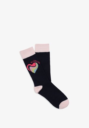 Een paar zwarte sokken met lichtroze boorden, tenen en hielen, met een meerkleurig hart en de tekst "BILLIEBLUSH" aan één kant.