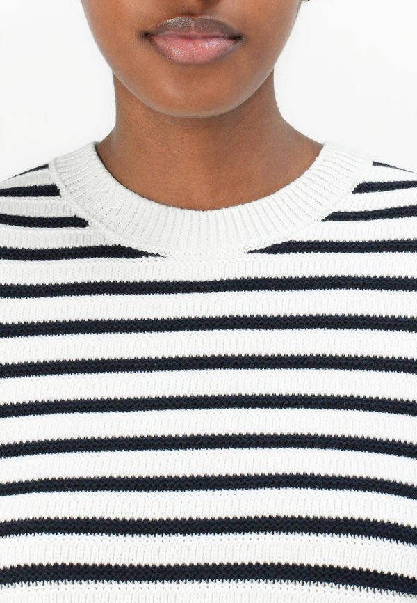 EMBERLY SLEEVELESS TANK - Jumper4