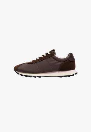 Brązowe sneakersy z białymi sznurówkami, zamszowymi akcentami i czarną, żłobioną podeszwą, przedstawione z boku na białym tle.
