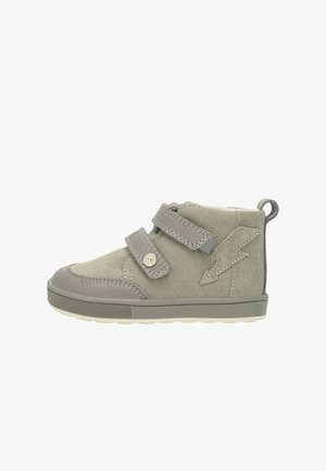 Szary dziecięcy wysoki trampek z dwoma paskami na rzepy, wzorem błyskawicy z boku i białą gumową podeszwą.