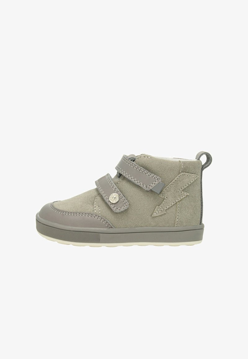 Grijze hoge kindersneaker met twee klittenbandsluitingen, bliksemschichtontwerp aan de zijkant en witte rubberen zool.