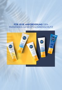 Vier NIVEA Sonnenschutzprodukte: weiße und blaue Kunststofftuben in unterschiedlichen Größen. Die Etiketten geben SPF und Vorteile an, vor einem gelben und blauen Hintergrund.