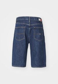 Shorts de mezclilla en azul oscuro con corte recto, cuatro bolsillos, costuras visibles y una etiqueta de logo en la parte trasera de la cinturilla.