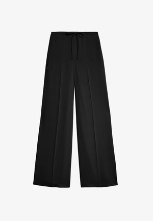 Pantalons larges noirs en tissu lisse, dotés d'une taille à cordon de serrage et de plis avant pour une touche supplémentaire.