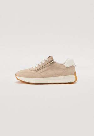 Baskets en daim beige avec un talon et des lacets en cuir blanc, dotées d'une fermeture éclair sur le côté et d'une semelle en caoutchouc texturé.
