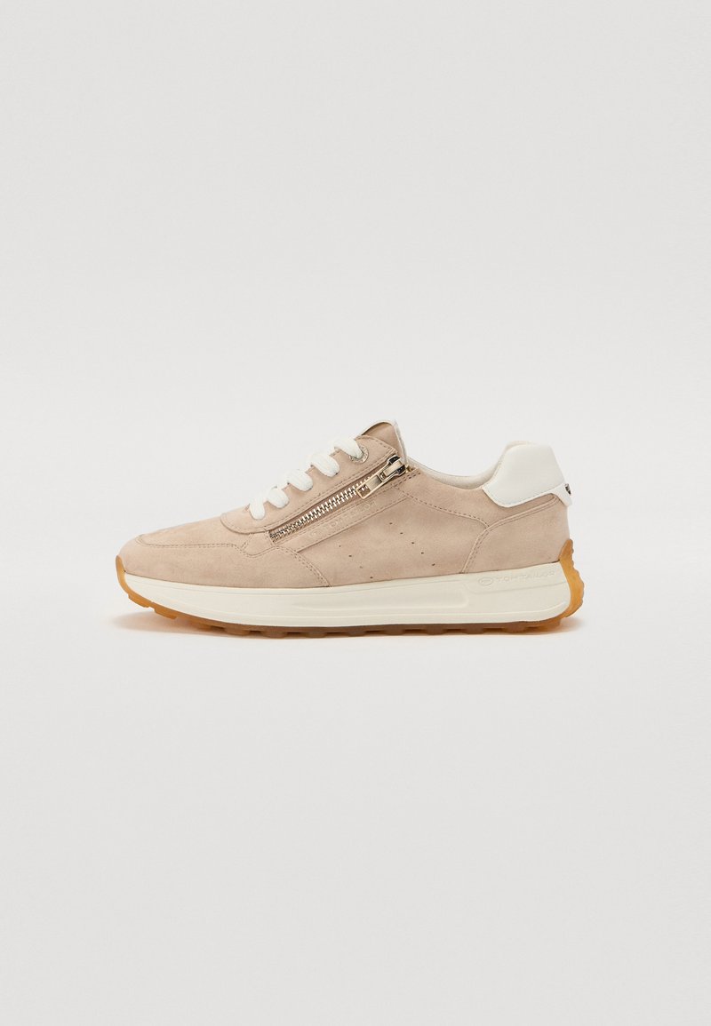 Baskets en daim beige avec un talon et des lacets en cuir blanc, dotées d'une fermeture éclair sur le côté et d'une semelle en caoutchouc texturé.