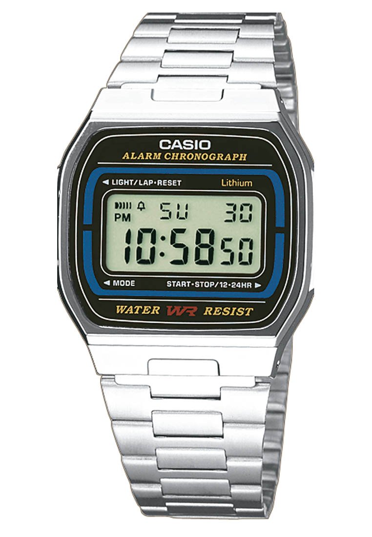 Montre numérique Casio avec un cadran noir, bracelet en acier inoxydable argenté, forme rectangulaire, affichage numérique montrant l'heure et la date, résistant à l'eau.