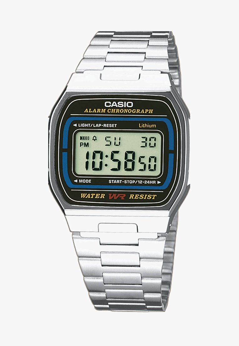 Montre numérique Casio avec un cadran noir, bracelet en acier inoxydable argenté, forme rectangulaire, affichage numérique montrant l'heure et la date, résistant à l'eau.