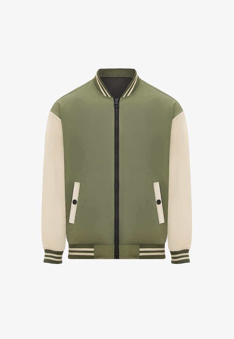 Giacca bomber verde con maniche beige, chiusura frontale con zip, due tasche laterali, colletto e polsini a costine, e orlo a righe. Texture liscia.