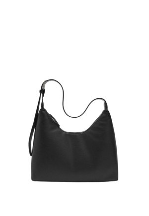 Czarna skórzana torba na ramię z pojedynczym regulowanym paskiem i zamknięciem na zamek u góry, przedstawiona na białym tle.