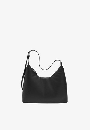 Czarna skórzana torba na ramię z pojedynczym regulowanym paskiem i zamknięciem na zamek u góry, przedstawiona na białym tle.