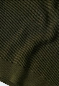 Tissu en maille côtelée vert olive avec un motif texturé et une bordure inférieure solide et lisse.