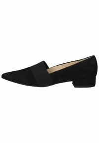 Scarpa piatta nera con punta affilata, realizzata in suede, con una larga fascia di tessuto sopra il collo del piede e un tacco basso impilato.