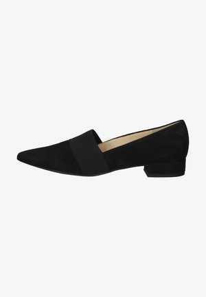 Scarpa piatta nera con punta affilata, realizzata in suede, con una larga fascia di tessuto sopra il collo del piede e un tacco basso impilato.