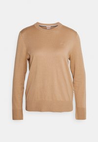 Kamelfärgad långärmad crew neck tröja med ribbade ärmslut och nederkant, med en liten BOSS-logotyp på bröstet.