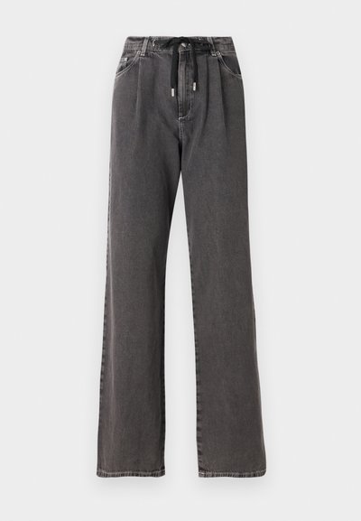 Grå denimbyxor med vida ben, dragstring i midjan och framfickor, tillverkade av mjukt och slitstarkt bomullstyg.