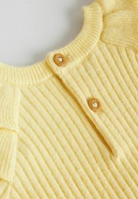 Pulover moale de culoare galbenă, tricotat, cu o textură striată, având un guler rotund și două închideri cu butoane din lemn.