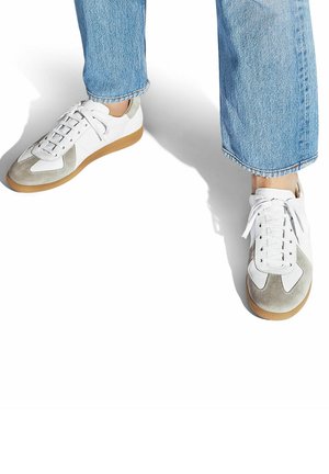 Weiße Sneaker mit grauen Wildlederelementen, einem Schnürdesign und einer Gummisohle. Strukturiertes Detail an der Zehe und den Seiten.