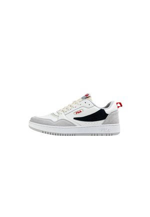 Zapatilla blanca y gris con detalles en negro, materiales de ante y cuero, diseño con cordones, suela texturizada y detalle prominente de logo rojo.