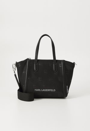 Sac à main noir Karl Lagerfeld avec doubles poignées, bandoulière amovible, motifs embossés et logo argenté à l'avant.