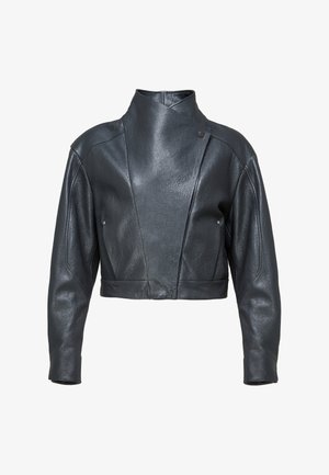 Zwart cropped jasje van nepleer met asymmetrische drukknoopsluiting aan de voorkant en een hoge opstaande kraag.