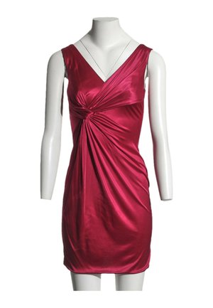 Robe rouge en satin sans manches avec col en V et détail de nœud à l'avant, présentée sur un mannequin blanc sans tête sur fond blanc.