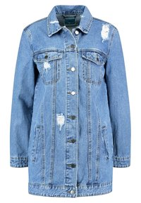 Modrá džínová bunda s knoflíkovým zapínáním vpředu, dvěma náprsn�ími kapsami, detaily s opotřebením a mírně delším střihem. Má klasický límec a boční kapsy.