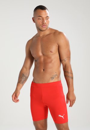 Rode sportshorts van rekbaar materiaal, met een strakke pasvorm, tailleband en een klein wit Puma-logo op het linkerebeen.