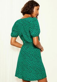 Friends Like These PUFF SLEEVE RUCHED V NECK REGULAR FIT - Rochie de zi - green