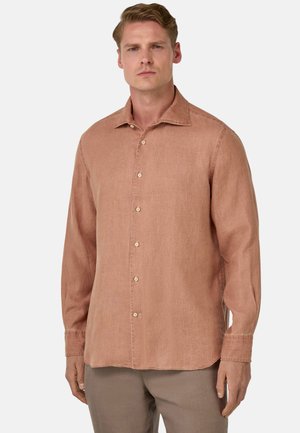 Camicia button-up marrone chiaro con colletto aperto, maniche lunghe e tessuto texturizzato. Presenta un orlo curvo e semplice dettaglio con bottoni.