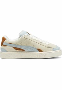 De schoen heeft een crème suede bovenwerk met lichtblauwe en bruine accenten. Vetersluiting, gereflecteerde zool met patroon. 