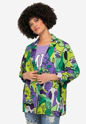 Blazer colorato e trasparente con motivi astratti in viola, verde e bianco. Presenta un colletto classico e una vestibilità rilassata con maniche a tre quarti.