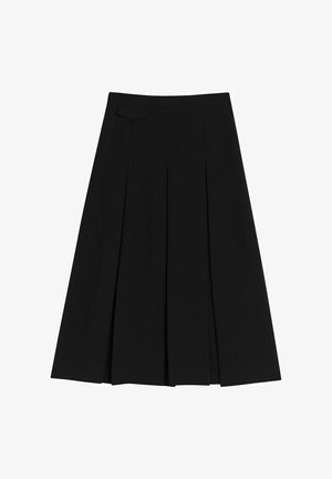 Jupe noire plissée en tissu lisse, dotée d'une taille haute et d'une poche arrière unique. Mesure jusqu'aux genoux avec une silhouette fluide.