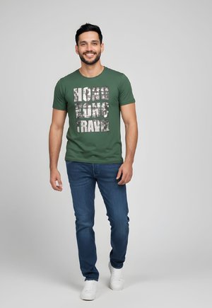 DE CON ESTAMPADO DELANTERO - Camiseta estampada - verde