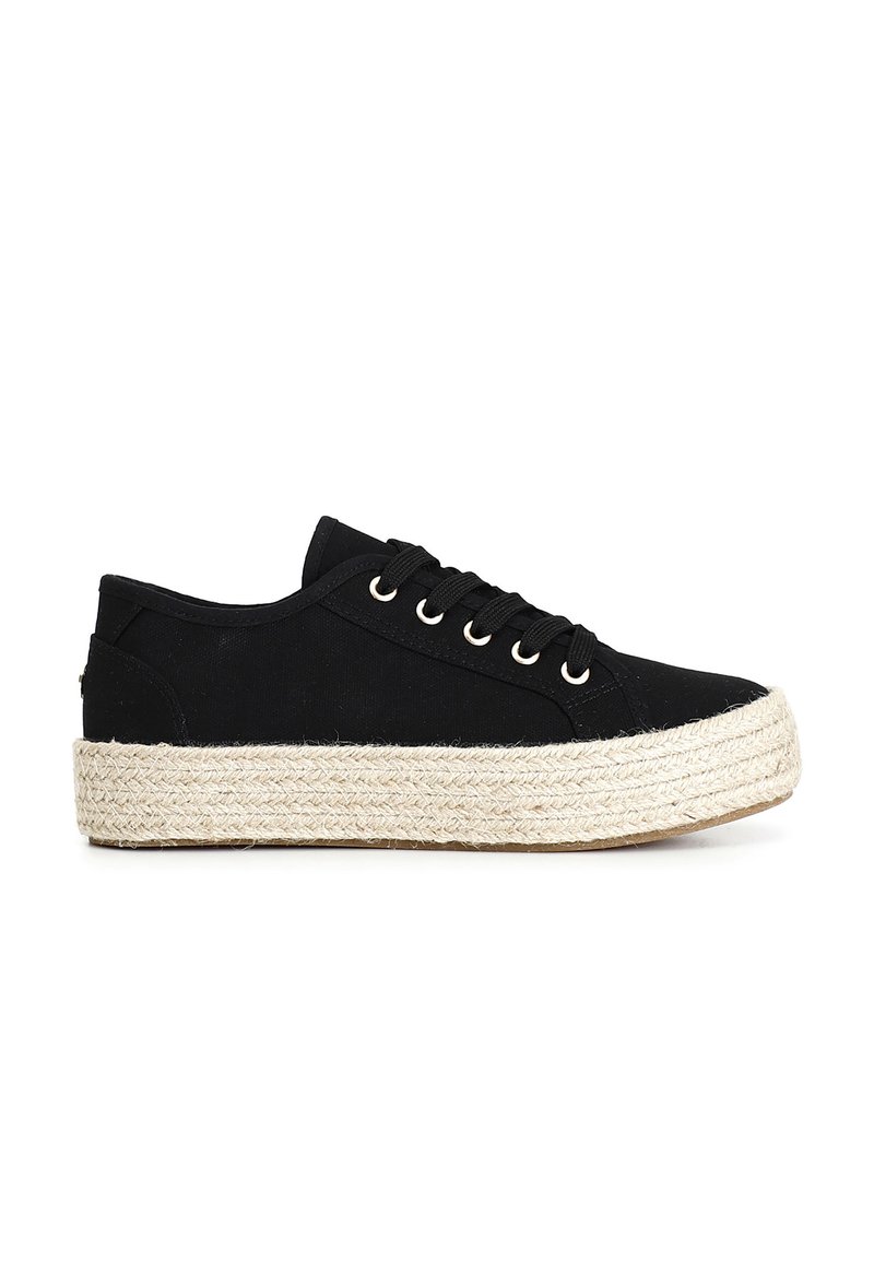 Zapatilla de lona negra con punta redonda, suela de goma y mediado de esparto tipo yute natural. Cuenta con seis ojales y cordones negros.