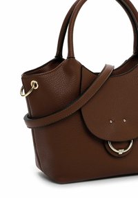 Sac en cuir texturé marron avec une forme arrondie, des accents en métal doré, une poignée supérieure et une bandoulière amovible.