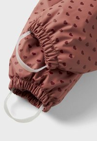 Dětské rukávy v zrnitě hnědé barvě, voděodolné, se malými tmavě červenými srdíčky a průhlednými elastickými popruhy na koncích.