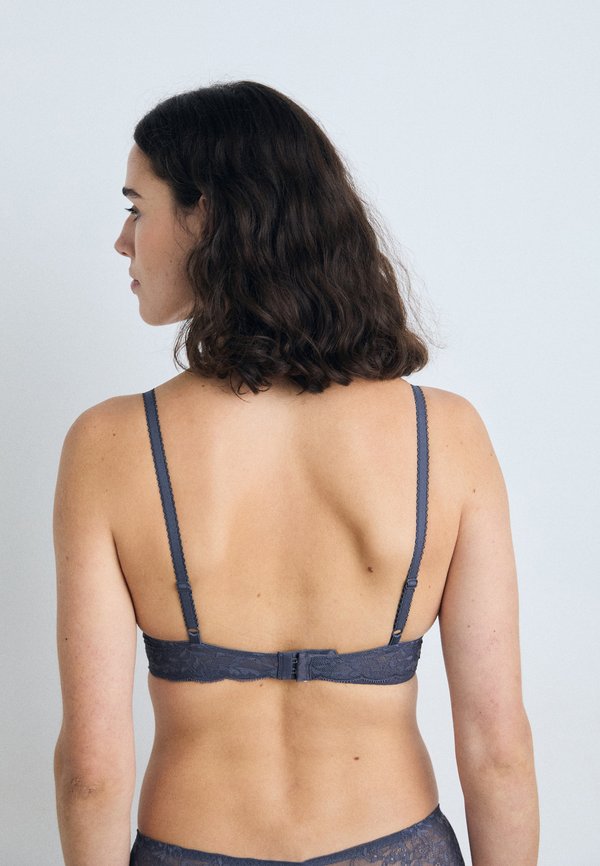 SENSUAL SPOTLIGHT - Triangle bra2