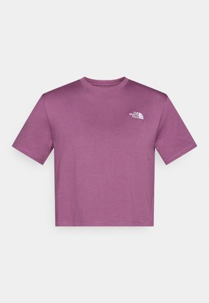 Lila Baumwoll-T-Shirt mit kurzen Ärmeln, rundem Ausschnitt und einem kleinen weißen Logo auf der oberen linken Brustseite. Kurz geschnittenes Design.