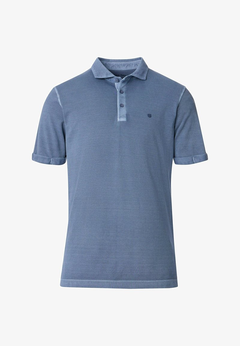 Koszulka polo w miękkim niebieskim materiale, z kołnierzykiem, dwu guzikowym zapięciem i podwiniętymi rękawami. Dyskretne logo na klatce piersiowej.