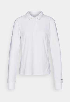 Hvid langærmet polo skjorte med knaplukning og lille sort Nike-logo på venstre manchet, vist på en neutral baggrund.