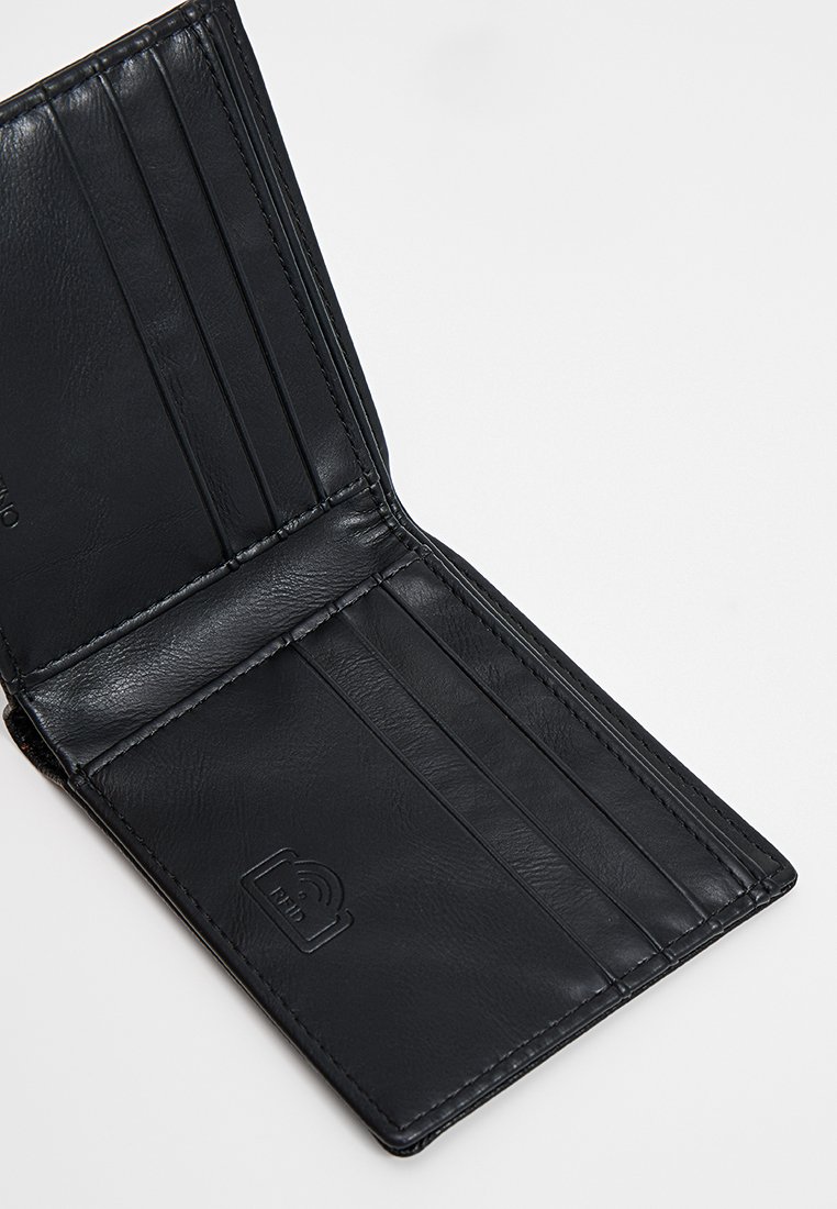Portafoglio in pelle nera, design pieghevole con più scomparti per carte. Texture liscia, cuciture sottili e simbolo contactless incorporato.