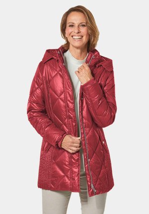 Rode, gewatteerde jas met capuchon, met een ruitpatroon van quilted diamanten en geribbelde details. Ritssluiting; gladde, glanzende textuur.