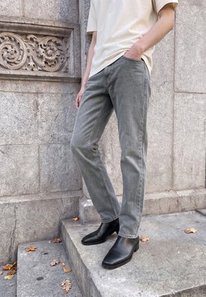 2Y Studios, REGULAR FIT BASIC STRAIGHT LEG JEANS - Дънки със свободна кройка - grey