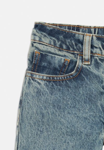 Blå denimjeans med en blekt struktur, orange sömmar, en framficka och en midjeband med bälteshällor.