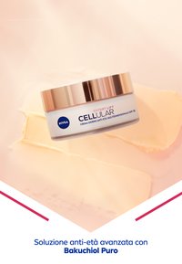 Barattolo di crema NIVEA con base bianca e coperchio metallico dorato, caratterizzato da un marchio e testo blu. Crema rosa spalmata su una superficie morbida.