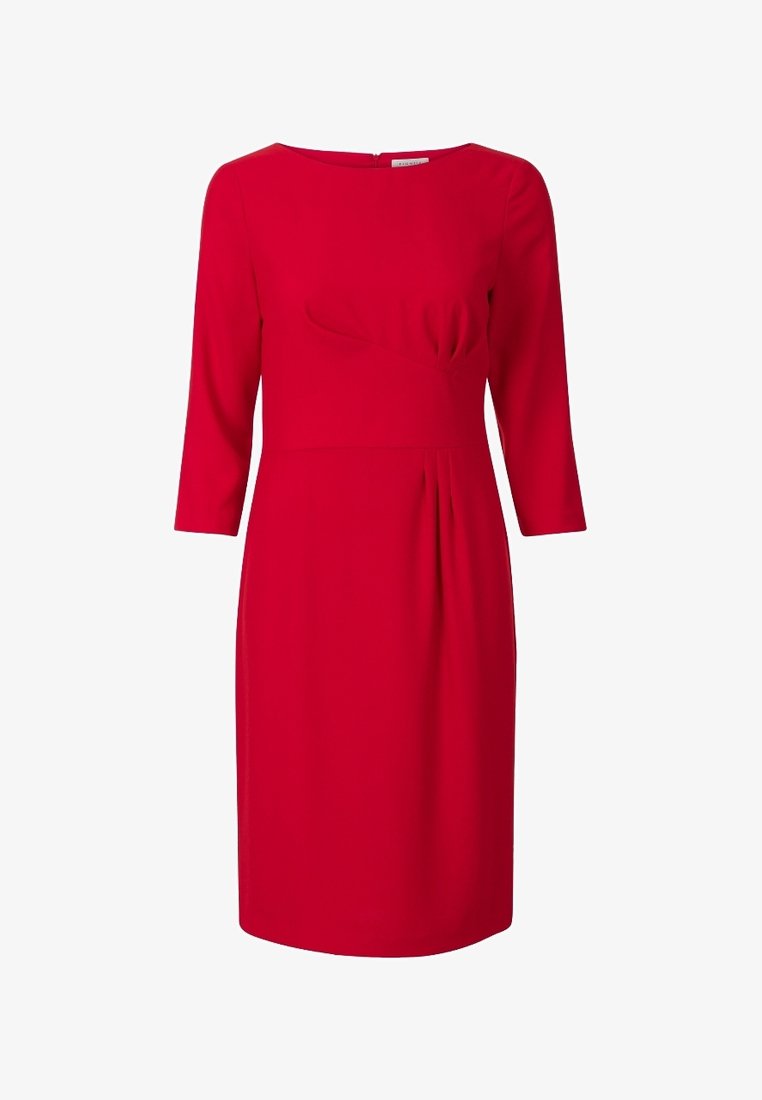 Robe rouge longueur genou avec manches trois-quarts, encolure ronde et plis subtils sur la poitrine et la taille.
