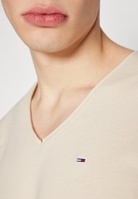 Tommy Jeans JASPER beżowy
