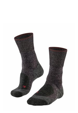 Calzini lavorati a maglia grigi e neri con polsini a coste, tallone e punta rinforzati, e sottili dettagli rossi; materiale testurizzato adatto per calore e comfort.