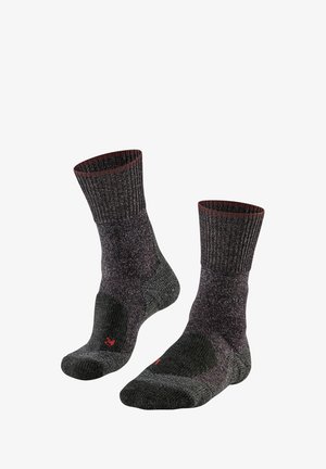 Calzini lavorati a maglia grigi e neri con polsini a coste, tallone e punta rinforzati, e sottili dettagli rossi; materiale testurizzato adatto per calore e comfort.